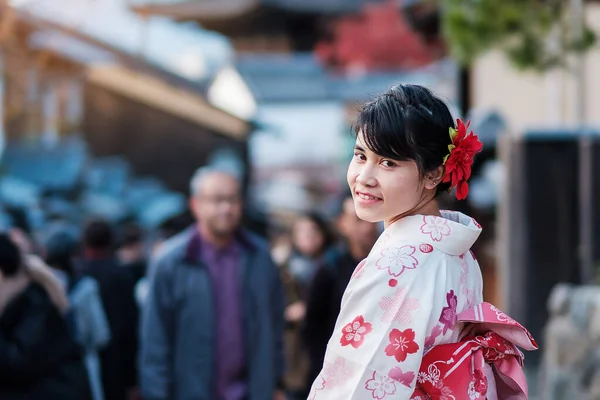Kimono Giyen Genç Kadın Turist Yasaka Pagoda Bölgesinde Kiyomizu Dera — Stok fotoğraf