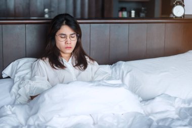 Evde yatarken migren ağrısı çeken bir kadın. uykusuzluk, uykusuzluk, yorgunluk, acı ve stres kavramları