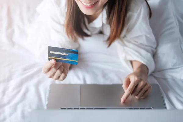 Kvinna Som Använder Dator Laptop Och Kreditkort För Online Shopping — Stockfoto
