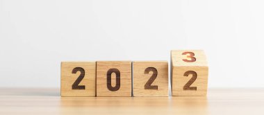 2022 'den 2023' e, masa arkası bloğuna. hedef, çözüm, strateji, plan, başlangıç, bütçe, misyon, eylem, motivasyon ve yeni yıl kavramları