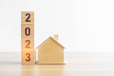 Ev modeliyle 2023 blok. gayrimenkul, ev kredisi, vergi, yatırım, finans, tasarruf ve yeni yıl kararı kavramları