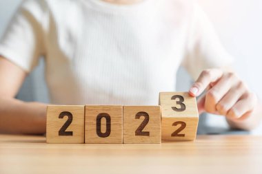 2022 'den 2023' e kadar değişin. hedef, çözüm, strateji, plan, başlangıç, bütçe, misyon, eylem, motivasyon ve yeni yıl kavramları