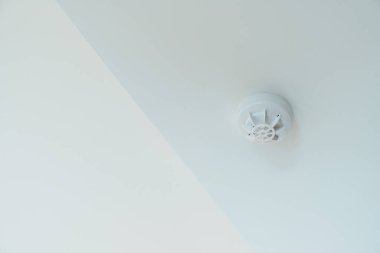Ev ya da apartmanın çatısına duman sensörü yerleştirildi. Güvenlik ve yangın güvenlik kavramı