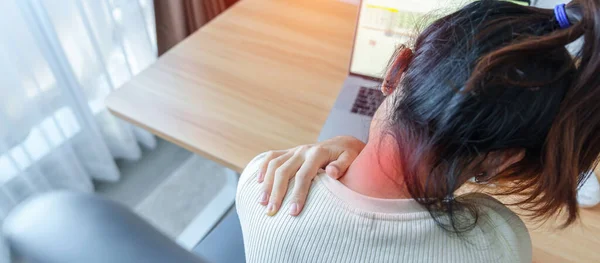 Frau Die Nacken Und Schulterschmerzen Hat Während Sie Lange Arbeitsplatz — Stockfoto