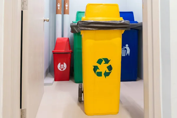 Papelera Basura Amarilla Para Residuos Reciclables Roja Verde Azul Para — Foto de Stock