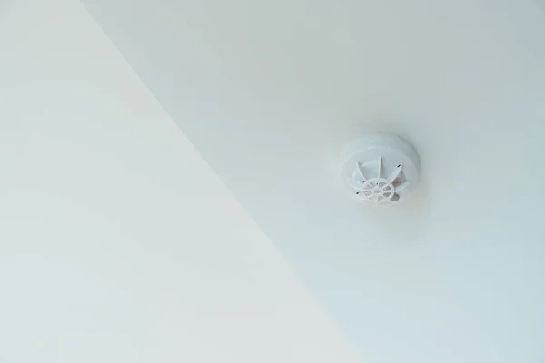 Detector Sensor Humo Montado Techo Casa Apartamento Concepto Seguridad Conflagración — Foto de Stock