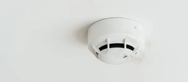 煙センサー検出器は 家庭やアパートの屋根に取り付けられています 安全と競合セキュリティの概念 — ストック写真