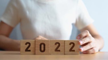 2022 el değişimi 2023 yıllık blok masada. hedef, çözüm, strateji, plan, başlangıç, bütçe, misyon, eylem, motivasyon ve yeni yıl kavramları