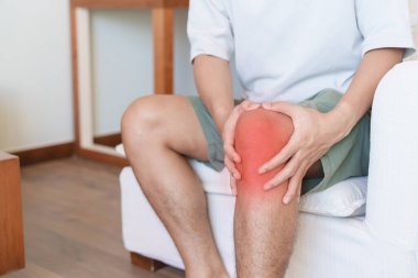 Diz ağrısı ve kas ağrısı çeken bir adam. Runners Knee veya Patellofemoral Ağrı Sendromu, osteoartrit, artrit, romatizma ve Patellar Tendinitis. tıbbi konsept