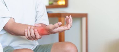 Akıllı telefon ya da bilgisayar kullandığı için bilek ağrısı çeken bir adam. De Quervain 's tenosynovitis, romatizma, artrit, osteoartrit, ergonomik, Carpal Tunnel Sendromu veya Office Sendromu
