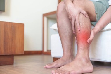 Baldır kası krampı ve Shin Splints ağrısı yüzünden bacak ağrısı çeken bir adam. yaralanma, sağlık ve tıbbi konsept