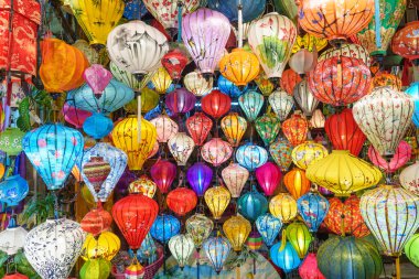 Hoi 'deki gece pazarında renkli fenerler Orta Vietnam' da antik bir kasaba ve turistik yerlerle ünlüdür. Vietnam ve Güneydoğu Asya seyahat kavramı
