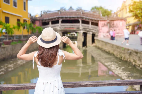 Mulher Viajante Visitando Ponte Coberta Japonesa Templo Cau Hoi Uma — Fotografia de Stock