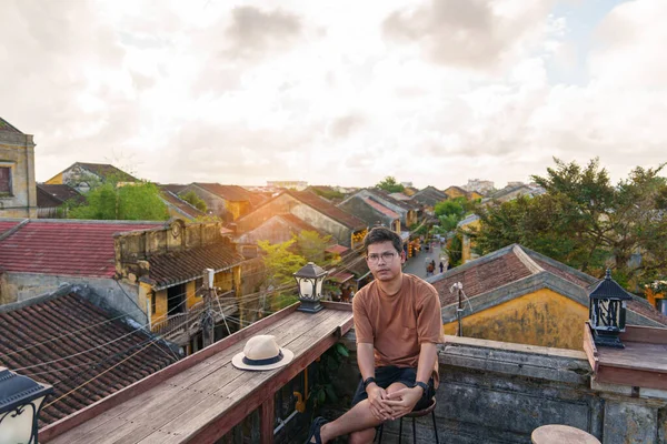 Viajante Feliz Viajando Hoi Uma Cidade Antiga Vietnã Vista Para — Fotografia de Stock