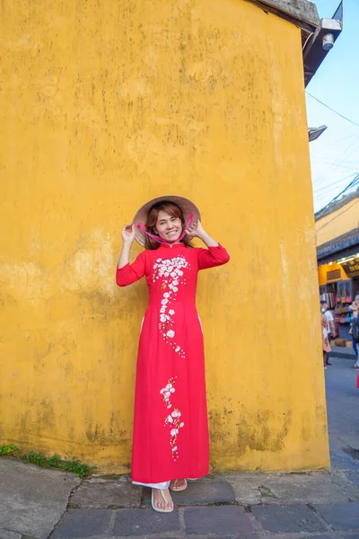 Щаслива Жінка Одягнена Даї Єтнамську Сукню Капелюх Мандрівник Спостерігач Хой — стокове фото