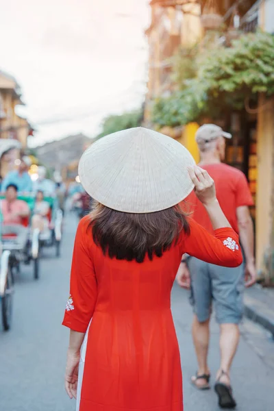 Mulher Feliz Vestindo Dai Vestido Vietnamita Asiático Viajante Passeios Turísticos — Fotografia de Stock