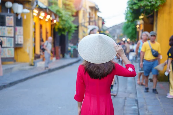 Mulher Feliz Vestindo Dai Vestido Vietnamita Asiático Viajante Passeios Turísticos — Fotografia de Stock