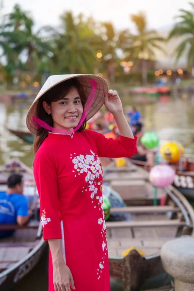 Щаслива Жінка Єтнамській Сукні Дай Мандрівник Відвідує Річку Бон Бачу — стокове фото