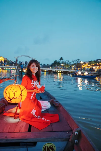 Dai Vietnamlı Elbisesi Giyen Bir Kadın Gezgin Gezinti Gemisi Turu — Stok fotoğraf