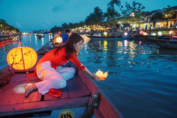 Mulher Vestindo Dai Vestido Vietnamita Viajante Passeio Barco Turismo Lanterna — Fotografia de Stock