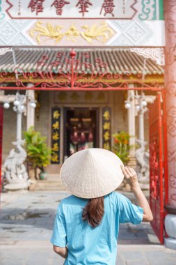 Kadın gezgin Phouc Kien Toplantı Salonunu geziyor, Çince karakterin tercümesi. 300 yıllık mimarinin antik zarafeti. Hoi An, Vietnam ve Güneydoğu Asya seyahat kavramı