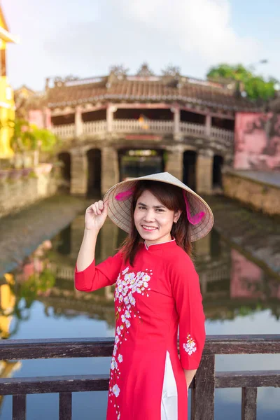 Жінка Мандрівник Одягнена Дай Єтнамська Сукня Бачить Вид Японський Критий — стокове фото