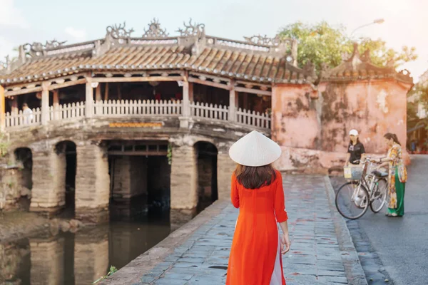 Mulher Viajante Vestindo Dai Vestido Vietnamita Passeios Ponte Coberta Japonesa — Fotografia de Stock
