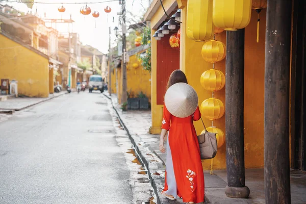 Счастливая Женщина Вьетнамском Платье Дай Азиатский Путешественник Осматривающий Достопримечательности Хой — стоковое фото