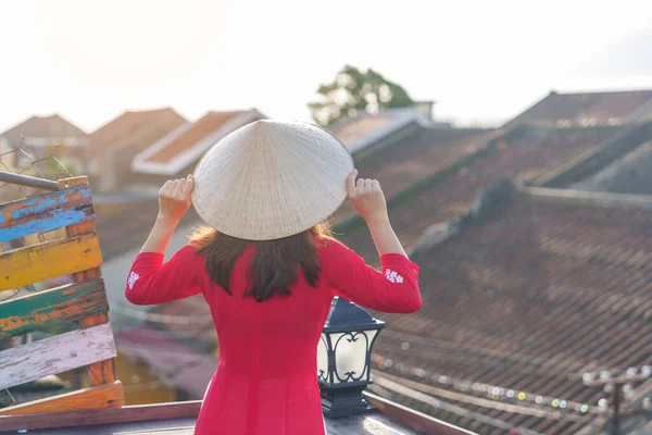 Mulher Feliz Vestindo Dai Vestido Vietnamita Viajante Vista Para Telhado — Fotografia de Stock