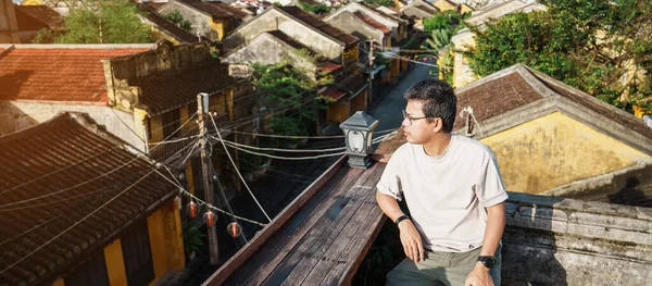 Viajante Feliz Viajando Hoi Uma Cidade Antiga Vietnã Vista Para — Fotografia de Stock