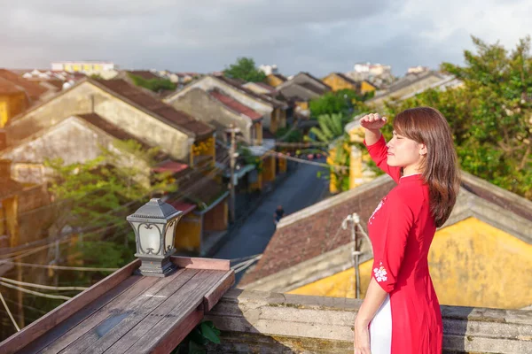 Mulher Feliz Vestindo Dai Vestido Vietnamita Viajante Vista Para Telhado — Fotografia de Stock