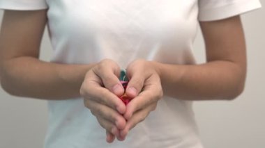 Dünya Kanser Günü, 4 Şubat. Yaşayanları ve hastalıkları desteklemek için renkli kurdeleler. Sağlık, Dövüş, Sağlık ve Ulusal Kanser Günü, Otizm Farkındalık Günü konsepti
