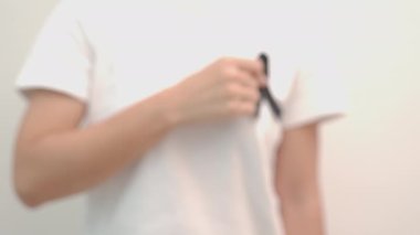 Melanoma ve cilt kanseri için siyah kurdele tutan kadın, Aşı yaralanması farkındalığı ayı, keder ve huzur içinde yatsın. Sağlık ve Irkçılık Konsepti
