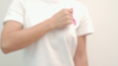 Pembe Ekim Göğüs Kanseri Farkındalığı Ayı, insanların hayatını ve hastalıklarını desteklemek için kadın eli pembe kurdele. Ulusal Kanserden kurtulanlar Ayı, Anne ve Dünya Kanser Günü 