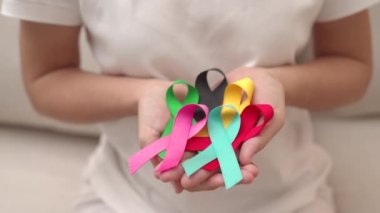 Dünya Kanser Günü, 4 Şubat. Yaşayanları ve hastalıkları desteklemek için renkli kurdeleler. Sağlık, Dövüş, Sağlık ve Ulusal Kanser Günü, Otizm Farkındalık Günü konsepti