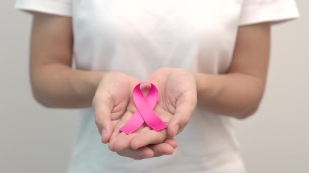 Ροζ Οκτώβριος Μήνα Ευαισθητοποίησης Του Καρκίνου Του Μαστού Γυναίκα Χέρι — Αρχείο Βίντεο