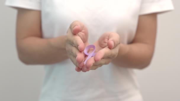 Día Mundial Del Cáncer Febrero Mano Mujer Sosteniendo Cinta Púrpura — Vídeo de stock