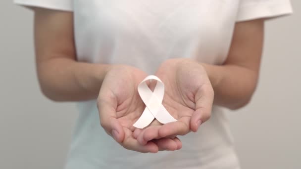 Kobieta Trzymająca Białą Wstążkę Listopadowy Miesiąc Świadomości Raka Płuc Demokrację — Wideo stockowe