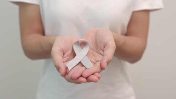 Miesiąc Świadomości Raka Mózgu Kobieta Trzymająca Szarą Wstążkę Wsparcie Ludzi — Wideo stockowe