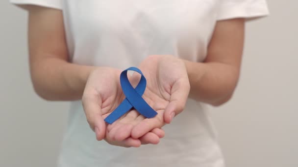 March Colorectal Cancer Awareness Month Kobieta Trzymająca Ciemną Niebieską Wstążkę — Wideo stockowe