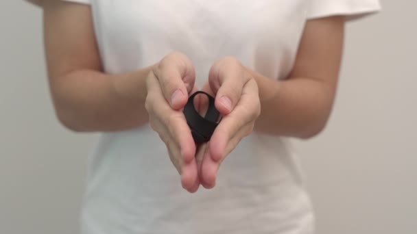 Woman Holding Black Ribbon Melanoma Skin Cancer Vaccine Injury Awareness — Stock Video
