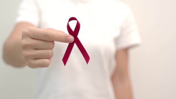Χέρι Κρατώντας Κόκκινη Κορδέλα Για Την Παγκόσμια Ημέρα Aids Δεκεμβρίου — Αρχείο Βίντεο