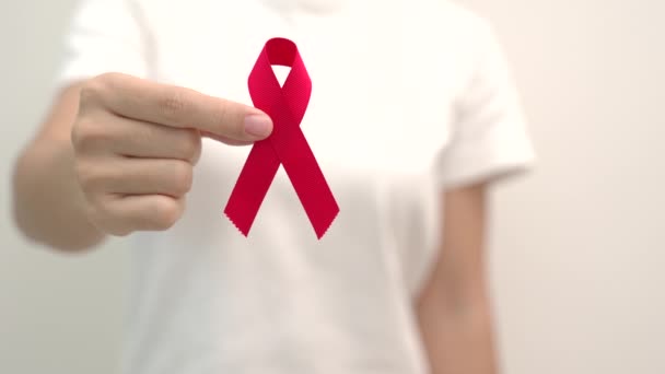 Mão Segurando Fita Vermelha Para Dezembro Dia Mundial Aids Síndrome — Vídeo de Stock