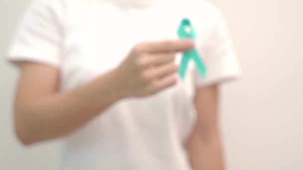 Blue November Protate Cancer Awareness Month Γυναίκα Που Κατέχει Μπλε — Αρχείο Βίντεο