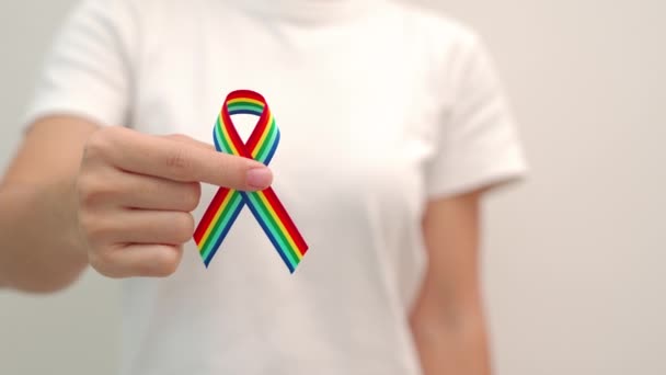 Handhållning Hbtq Rainbow Band För Att Stödja Lesbiska Gay Bisexuella — Stockvideo