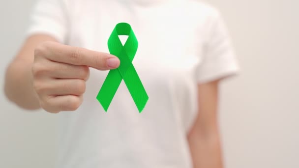 Tangan Memegang Ribbon Hijau Untuk Liver Gallbladders Saluran Empedu Serviks — Stok Video