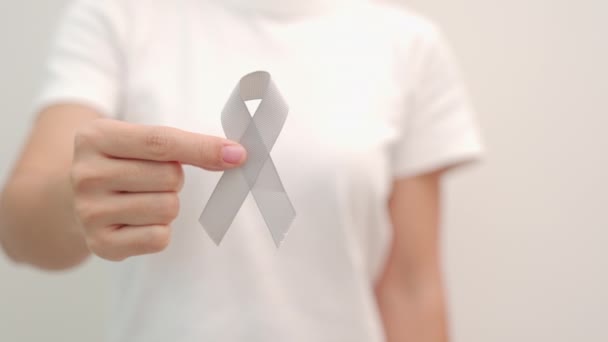 Brain Cancer Awareness Maand Vrouw Hand Met Grijze Kleur Lint — Stockvideo
