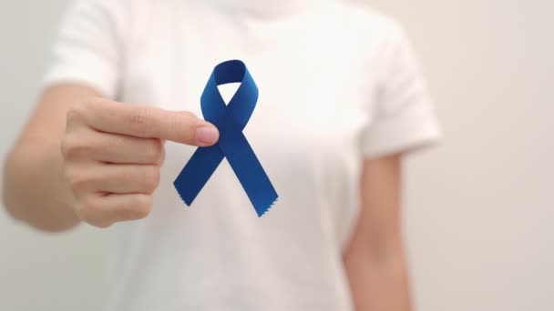 Março Mês Conscientização Câncer Colorretal Mulher Segurando Fita Azul Escuro — Vídeo de Stock
