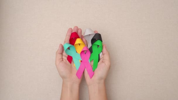 Dünya Kanser Günü Şubat Yaşayanları Hastalıkları Desteklemek Için Renkli Kurdeleler — Stok video