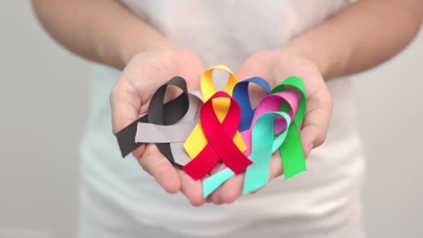 Παγκόσμια Ημέρα Καρκίνου Φεβρουαρίου Πολύχρωμες Κορδέλες Για Την Υποστήριξη Ανθρώπων — Αρχείο Βίντεο